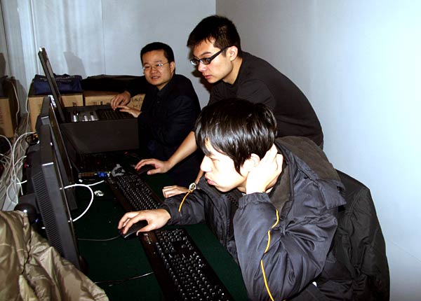 中国网工作人员在调试设备