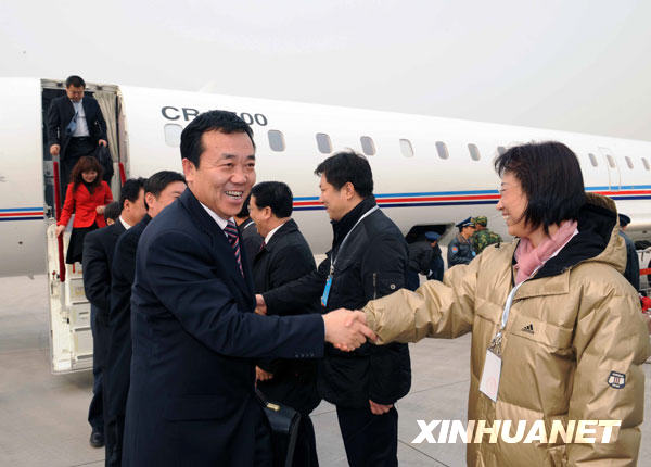 3月2日，出席十一届全国人大二次会议的宁夏代表团抵达北京。