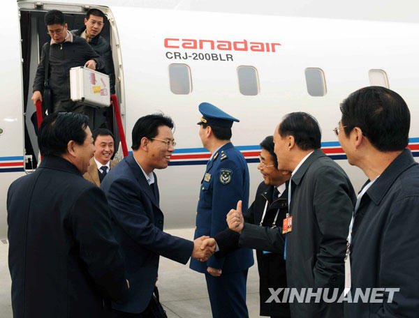 3月2日，出席十一届全国人大二次会议的青海代表团抵达北京。