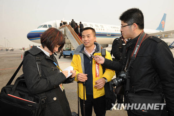 3月2日，出席十一届全国人大二次会议的吉林代表团抵达北京。这是全国人大代表、一汽——大众汽车有限公司工人王洪军在机场接受采访。