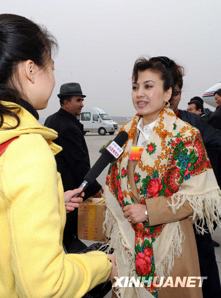 3月2日，出席十一届全国人大二次会议的新疆代表团抵达北京。 