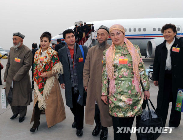 3月2日，出席十一届全国人大二次会议的新疆代表团抵达北京。 