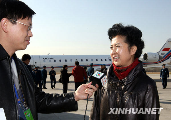 3月1日，來自寧夏回族自治區的全國政協委員、寧夏醫科大學副校長戴秀英在機場接受採訪。