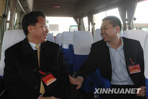 3月1日，两位来自广东省的全国政协委员、华南农业大学教授吴鸿（右）和中山大学教授刘昕在前往驻地的车上愉快交谈。