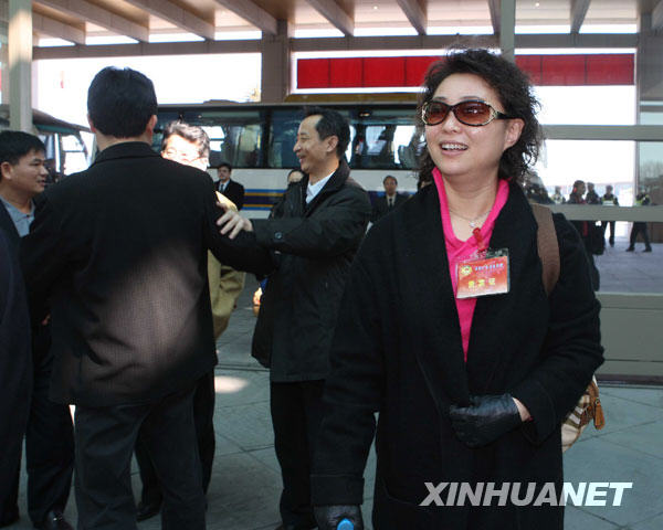 3月1日，来自广东省的全国政协委员抵达北京。