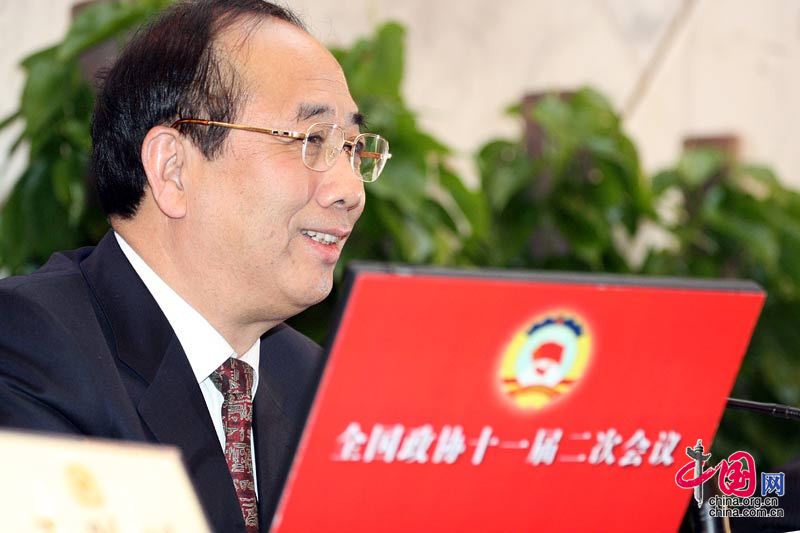 全国政协十一届二次会议新闻发言人赵启正与他带来的“红色电脑”。中国网 摄影 杨佳