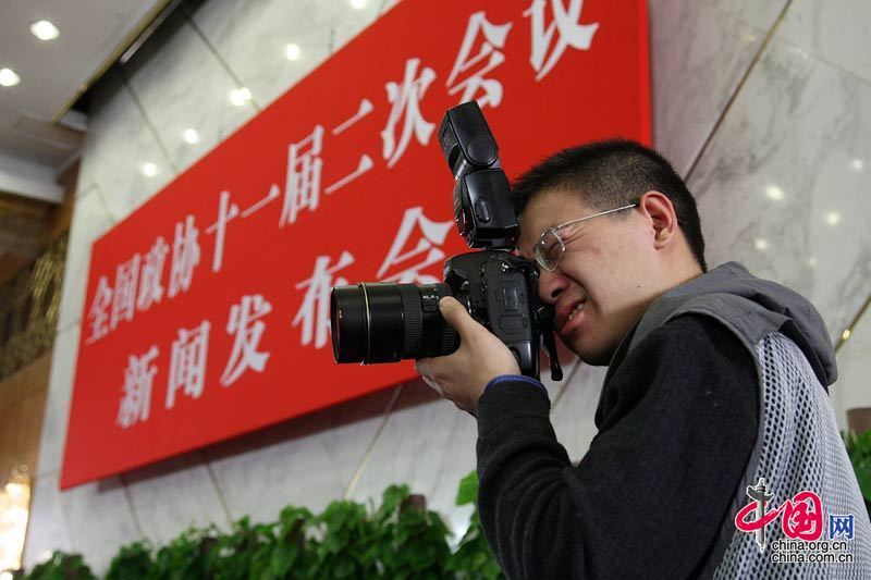 現場認真拍攝的記者。中國網 攝影 楊佳