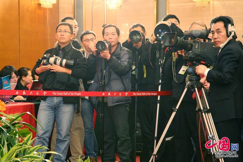 全神贯注等待着新闻发言人。中国网 摄影 杨佳