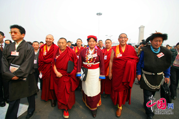 西藏自治区委员受到中外媒体广泛关注[组图]
