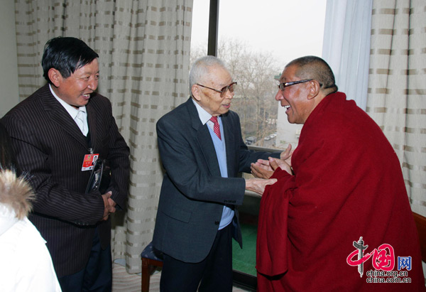 西藏自治区委员受到中外媒体广泛关注[组图]