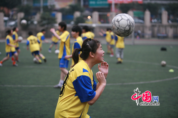 重庆女子足球队代表中国参加世界中学生足球锦