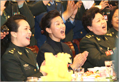 解放军女代表女委员迎三八妇女节