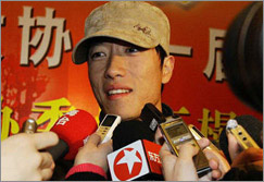 刘翔抵京参加全国政协十一届二次会议