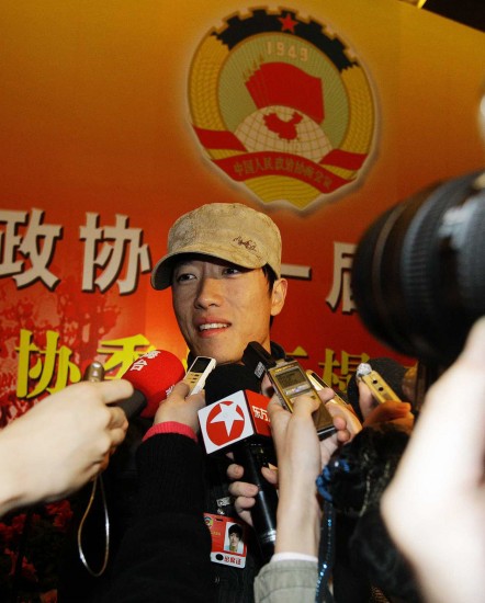 图文-刘翔抵京参加政协二次会议耐心回答提问