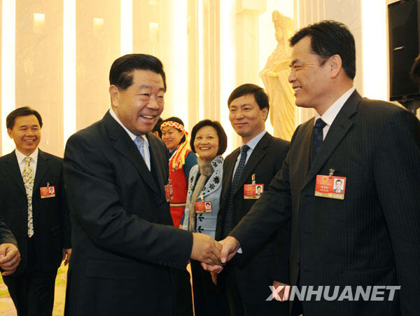 3月10日，中共中央政治局常委、全国政协主席贾庆林参加十一届全国人大二次会议台湾代表团的审议。