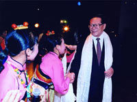 江泽民同志与西藏少儿艺术团的小演员们在一起