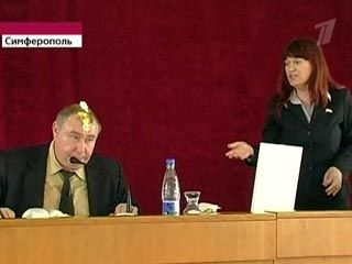 乌克兰女议员会议上向市长砸鸡蛋[组图]
