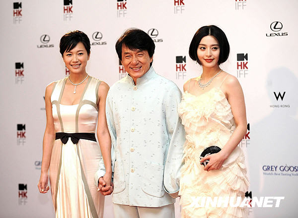 成龙携两女星出席香港国际电影节开幕酒会[组图]