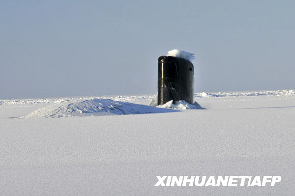 美国海军攻击型核潜艇军演中冲破1米厚冰层[组图]