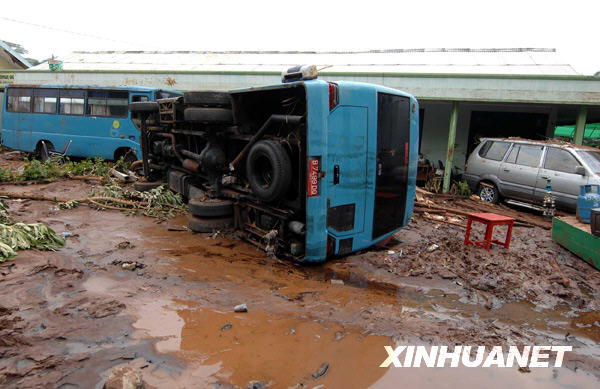 3月27日,在印度尼西亚文登县唐格朗地区,一辆大客车被决堤后的洪水