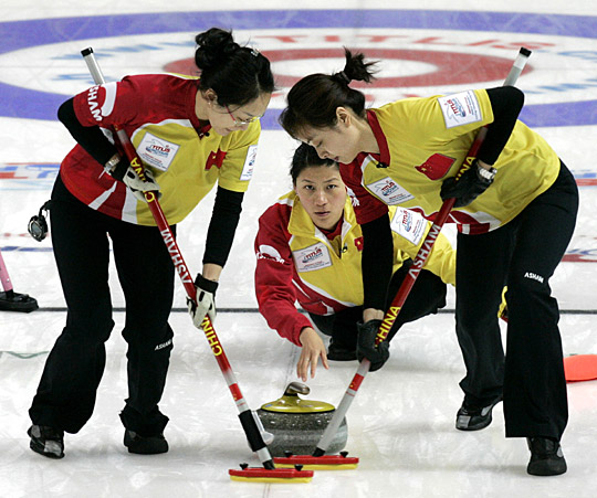 中国女子冰壶队首夺世界冠军