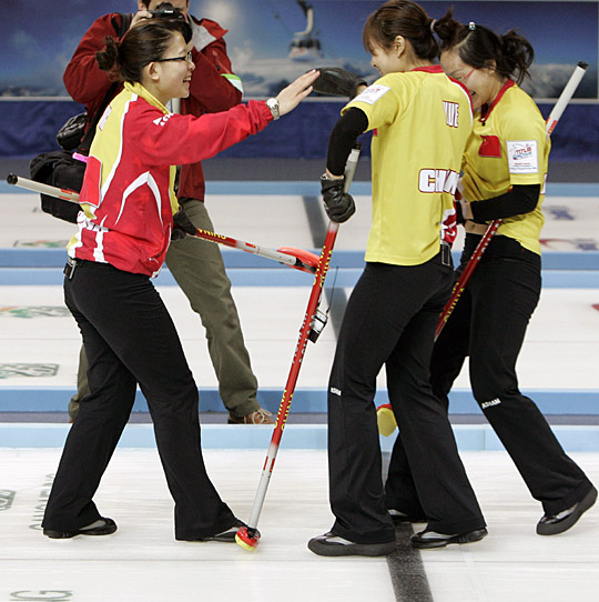 中国女子冰壶队首夺世界冠军