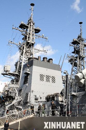 日本自卫队舰艇在索马里海域为船只护航[组图]