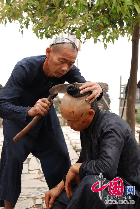 奇特的岜沙人镰刀剃头 杨仪波/摄影