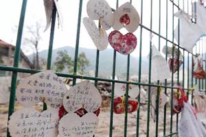 北川民众返回地震废墟祭奠遇难亲人[组图]