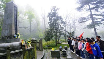 岳麓山上祭先烈[组图]