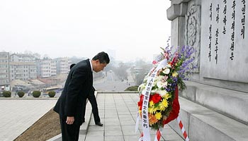 中国驻朝使馆祭扫志愿军烈士墓[组图]