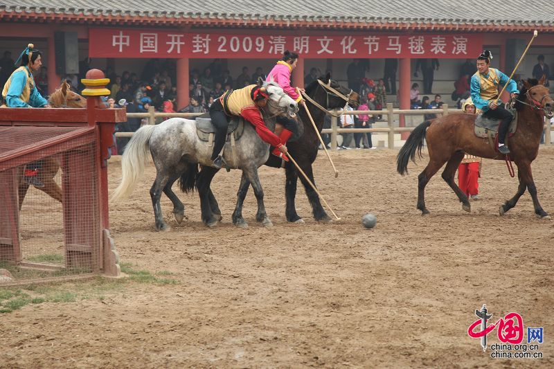 精彩的马球表演 。中国网 摄影 王锐