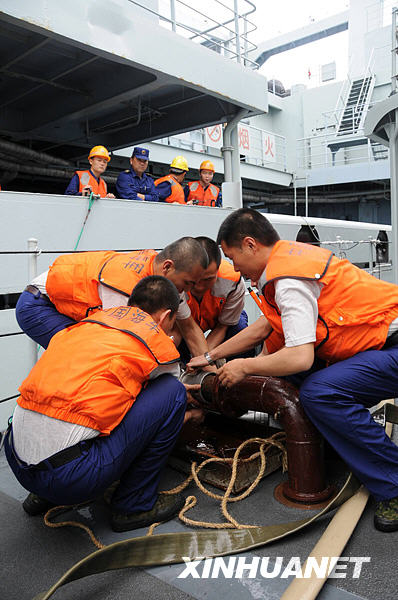 中国海军第二批护航编队首次进行海上补给[图]