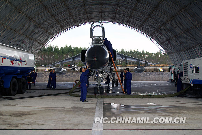 南海舰队航空兵某场站外场飞行保障剪影[组图]