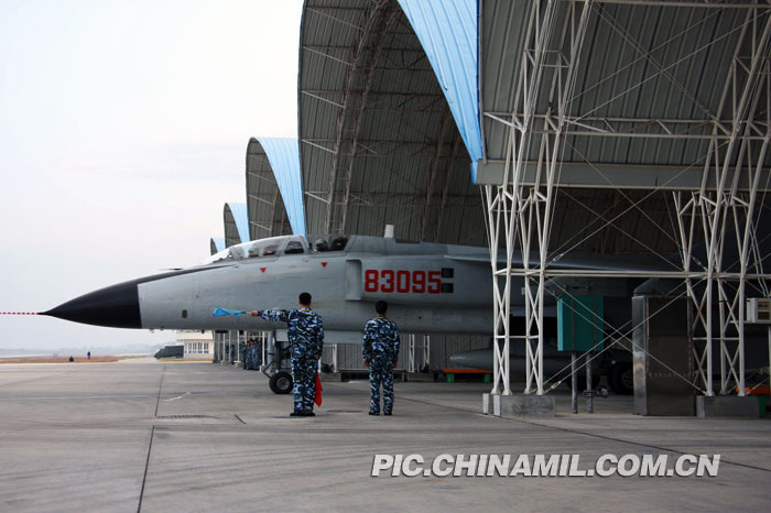 南海舰队航空兵某场站外场飞行保障剪影[组图]