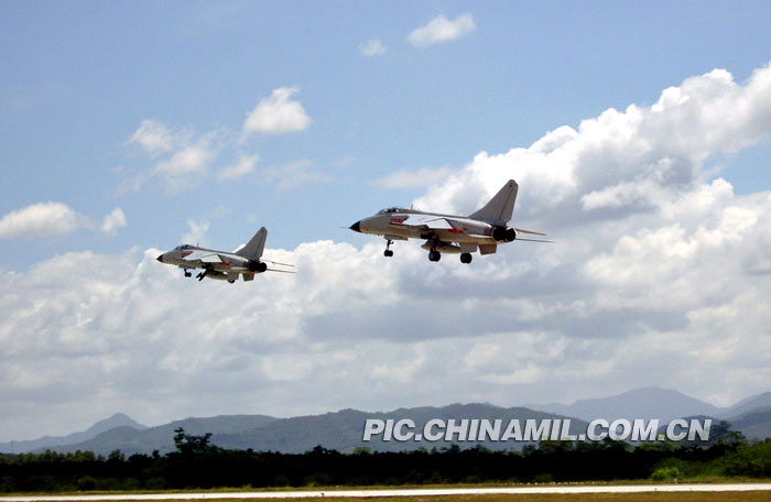 南海舰队航空兵某场站外场飞行保障掠影[组图]