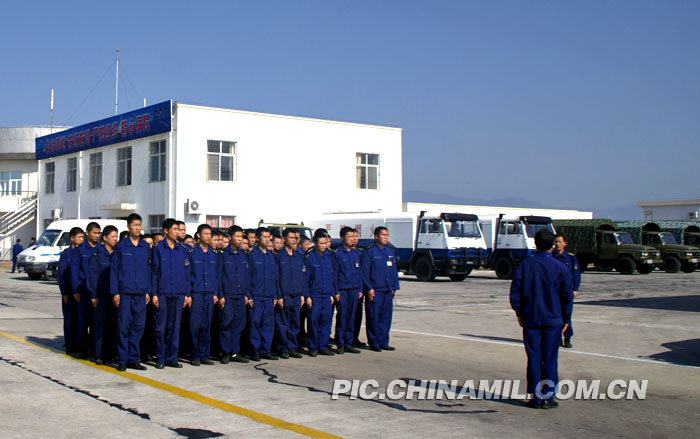 南海艦隊航空兵某場站外場飛行保障剪影[組圖]