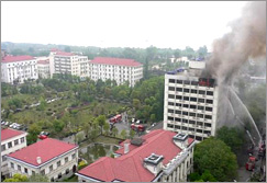 武汉市政府办公楼起火 无人员伤亡[组图]