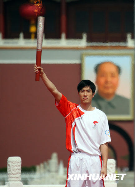4月20日，刘翔将自己参加北京奥运会火炬接力的火炬捐赠给正在筹建中的北京奥运博物馆。这是2008年3月31日，刘翔在天安门广场举行的北京2008年奥运会圣火欢迎仪式暨火炬接力启动仪式上手持火炬的资料照片。