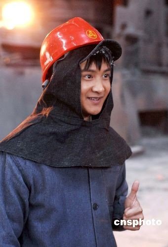 组图:田亮版雷锋剧照出炉 工人装献演炼钢厂