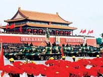 阅兵式上的炮兵:从“骡马拽”到“数字化”[组图]