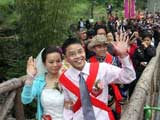北川羌寨集体婚礼 20对新人震后重组家庭[组图]
