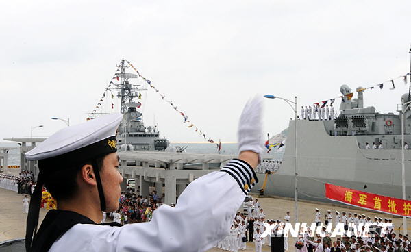 中國(guó)海軍首批護(hù)航編隊(duì)凱旋抵達(dá)三亞[組圖]