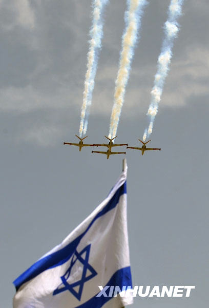 4月29日，参加以色列独立日庆祝活动的以空军飞行表演队从耶路撒冷上空飞过。以色列1948年5月14日宣布独立，每年的独立日依犹太历法而不同，今年的“独立日”从公历4月28日日落开始至29日傍晚结束。