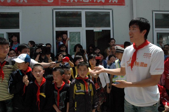 图文-刘翔北川与灾区孩子同上体育课教孩子跑步技巧
