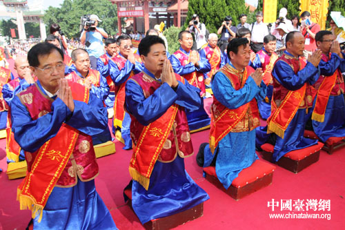 祭祀妈祖祈福大典在湄洲妈祖祖庙广场举行,图为主祭人行三拜九叩之礼.