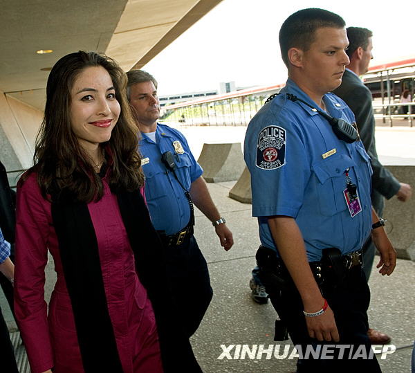 5月22日，被伊朗释放的美国女记者罗克萨娜·萨贝里抵达美国弗吉尼亚州尚蒂利市的华盛顿杜勒斯国际机场。