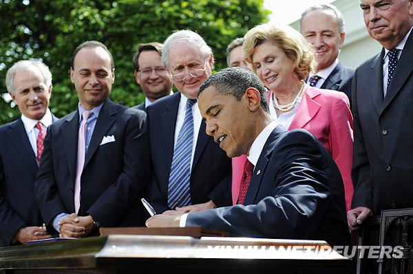 5月22日，美国总统奥巴马在华盛顿白宫签署国会此前通过的信用卡改革法案。该法案旨在禁止各种隐藏收费条款，保护消费者利益。