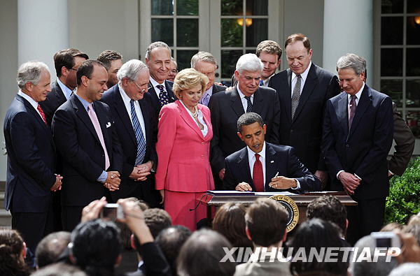 5月22日，美国总统奥巴马在华盛顿白宫签署国会此前通过的信用卡改革法案。