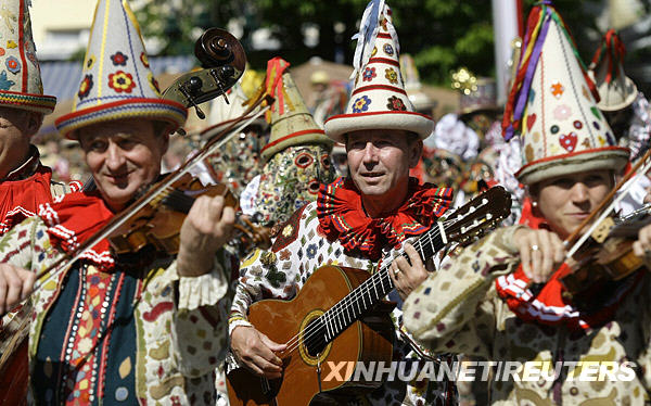 在奥地利的巴特奥塞,参加水仙花节游行的男士们打扮成女鼓手在街头